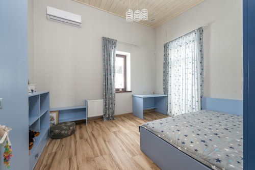 Kids bedroom with engineered wide wood floors